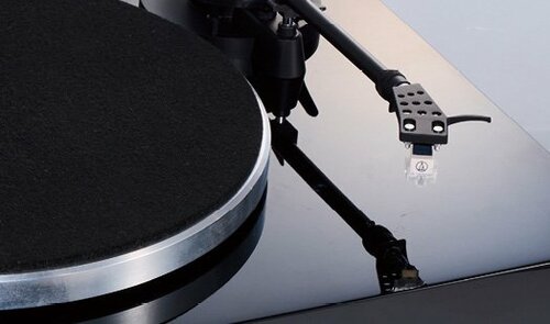 光沢のある美しいボディで質感も申し分なし レコードプレーヤーおすすめ イメージ