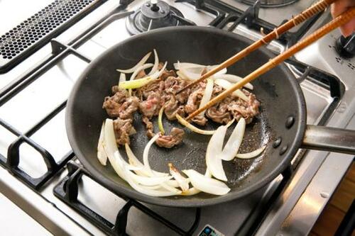 新感覚“香ばしい牛丼”炒めて煮ると香りが違う!