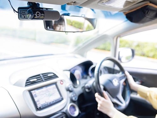 理由1:音声操作で運転中でも安全にナビを設定できる