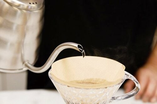 細めの湯量で丁寧に注げる安全性にも配慮された逸品 イメージ2