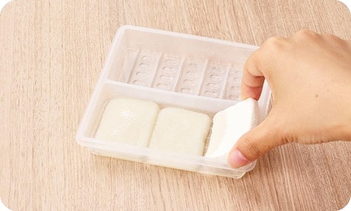 2:乾燥餅を浸し約60秒待つ 非常食おすすめ イメージ