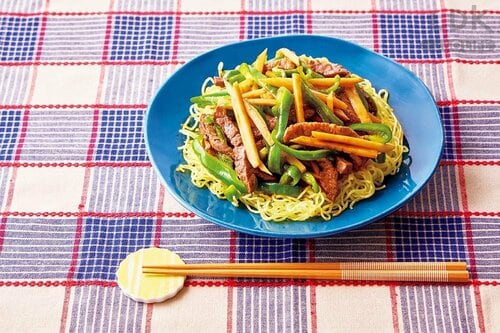 アレンジ術:焼きそばに青椒肉絲をのせてボリュームUP! おかずの素おすすめ イメージ