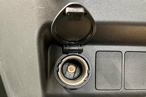 アクセサリーソケットに取りつけてスマホなどを充電する イメージ2