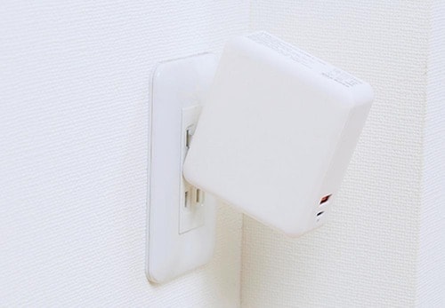 プラグを挿す位置に注意 無印とドンキの大容量モバイルバッテリーおすすめ イメージ