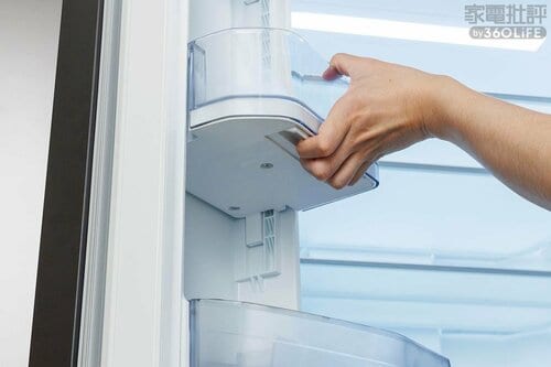 ポイント2:片手でサッと調節。棚の高さが自由自在! この細かさは東芝の特徴です 冷蔵庫おすすめ イメージ
