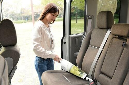 16:車内の掃除にサッと使えて便利なコードレス掃除機