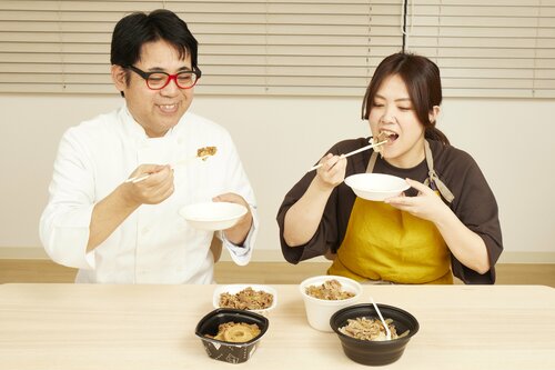 牛丼の食べ比べ、その検証方法とは? 【2023年】牛丼チェーンのおすすめランキング7選。料理家が徹底比較おすすめ イメージ