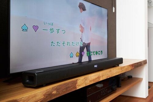 自宅のテレビをカラオケに!「カラオケサウンドバー」が登場 カラオケサウンドバー「カラカラおすすめ イメージ