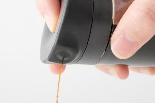 少量ずつ出るから塩分調整にも！ レックのプッシュ式しょうゆ差し イメージ2