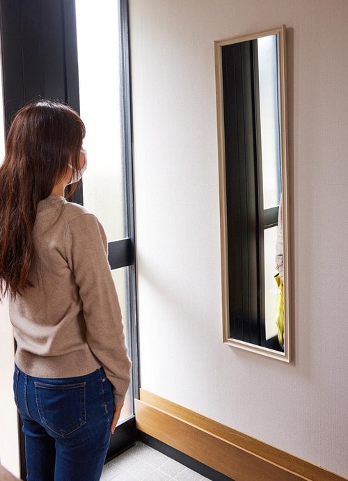 玄関にかければお出かけ前の身だしなみが確認できる! イメージ