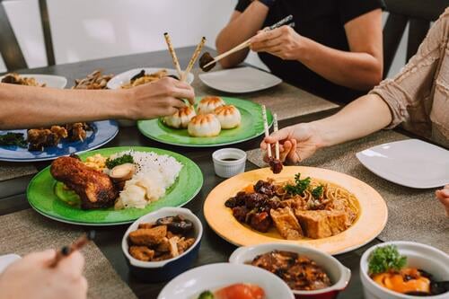 餅のある食卓を囲む人々