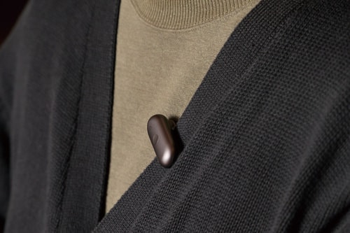 装着方法1：クリップで服に挟む Plaud（プラウド）「Plaud NotePin S」おすすめ イメージ
