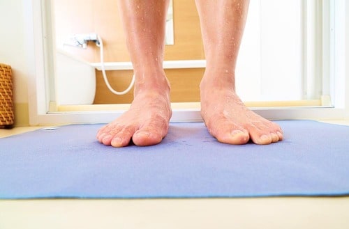 びっちょびちょに濡れた足跡が1分後にはキレイに消えた！ MONOQLO 2025ベストバイおすすめ イメージ