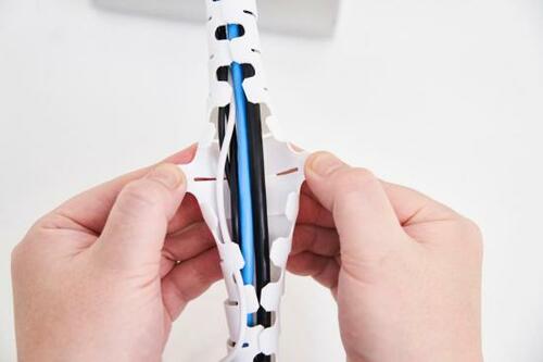 ポイント1：パカっと割れて収納しやすい イメージ