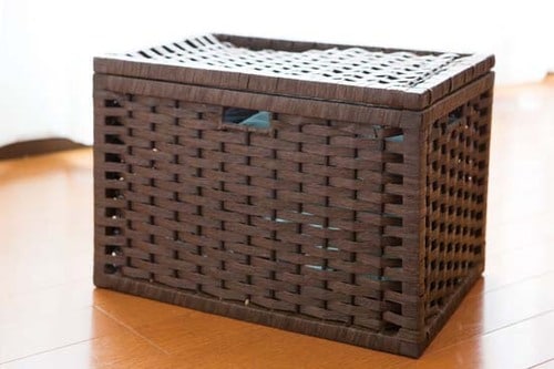 あちこちに置かれる脱ぎっぱなしの洋服は専用カゴに入れるだけ イメージ