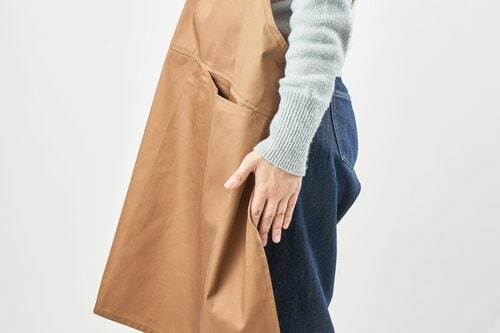 手がエプロンに当たるのは気になる  エプロンおすすめ イメージ