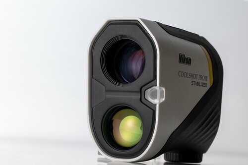 特徴①：レーザー光の照射 ゴルフ用レーザー距離計おすすめ イメージ
