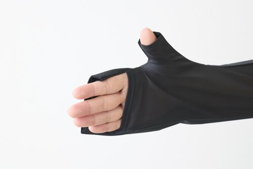 穴から出せば指先が動かしやすくなるけれど…… アームカバーおすすめ イメージ