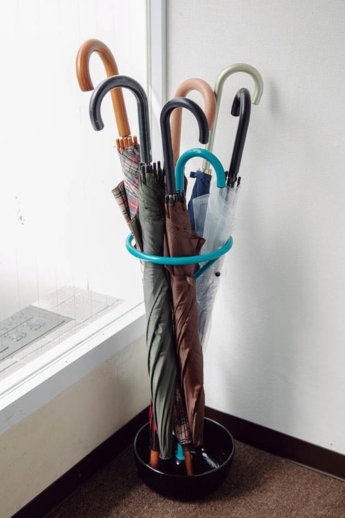 独特な形状で外置きもできる傘をおしゃれに格納できる傘立て イメージ