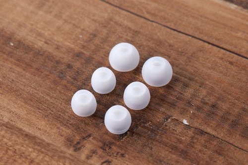 ポイント：白いイヤピースがクール イメージ