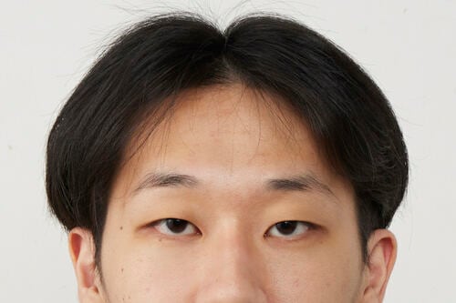 ヘアセットの手順3:毛流れに変化をつけたいなら、逆の手で毛先を支えながらカールを作るイメージで イメージ3