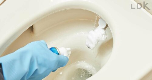 STEP2:泡スプレーを吹きかける トイレ洗剤おすすめ イメージ