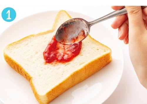 STEP1:焼く前にジャムを塗る 食パンの冷凍保存方法おすすめ イメージ