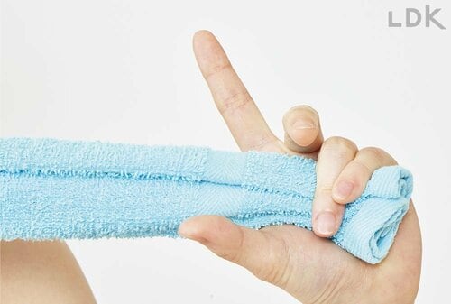 タオルの端を指2本で持つ 初心者向けストレッチ用ポールおすすめ イメージ