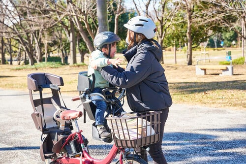 スタンドを立てると自動でハンドルがロックされる 電動アシスト自転車おすすめ イメージ