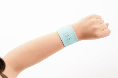書き消しが多い職場に最適手首に巻きつけて持ち運べるメモ