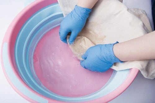 乾いた歯ブラシで泥を、洗剤つき歯ブラシで皮脂を落とす！ イメージ3