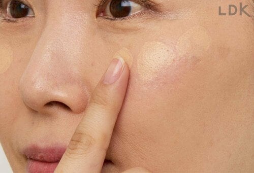 step1:ファンデーションのあとに肝斑部分に塗布 パレットコンシーラーおすすめ イメージ