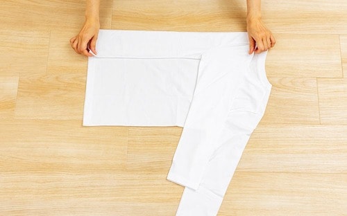 STEP1:裏返しにしてサイドを折る クローゼットの収納アイデアおすすめ イメージ