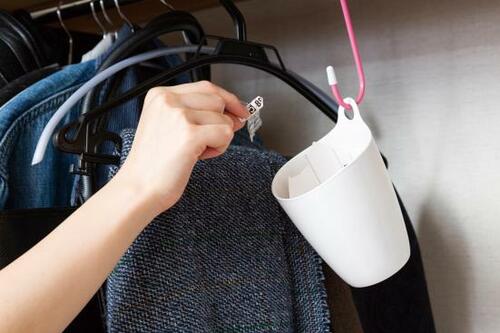 ゴミを散らかさないためにはフックにかけたゴミ箱にすぐ捨てる イメージ