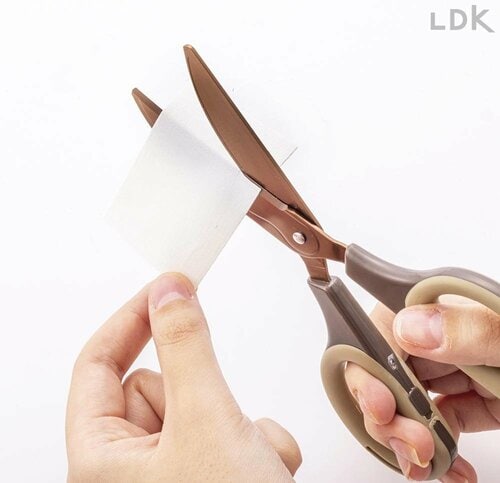 湿布やテープもベタつかず切れる よく切れるハサミおすすめ イメージ