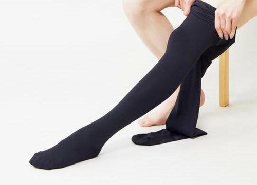 着圧タイツのはき方は? 黒タイツおすすめ イメージ