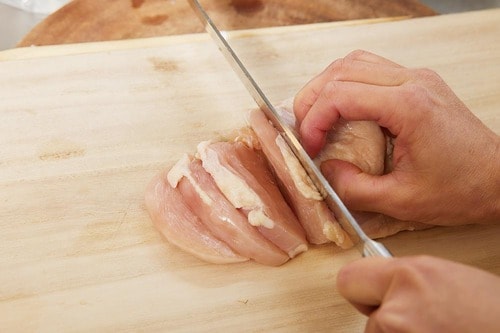 鶏むね肉を凍らせれば薄いスライスもカンタン!