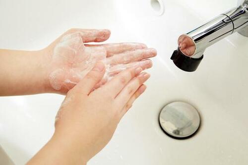 水に濡らして擦ると泡立つ!ダイソー「紙せっけん」