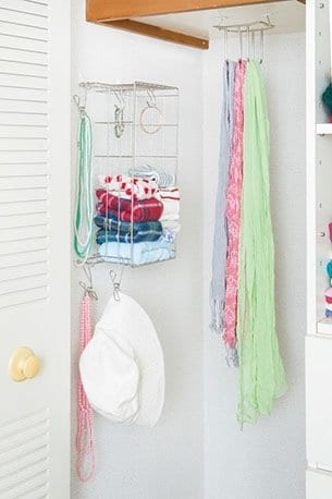 まな板立てとフックを使って衣類小物の収納ができます！ イメージ