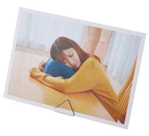 立てて飾れる無印良品「ステンレスワイヤーカードスタンド」 イメージ2