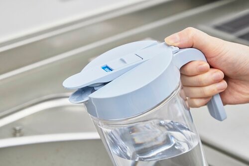 左利きなら押して開閉するタイプがおすすめ 横置きできる冷水筒おすすめ イメージ