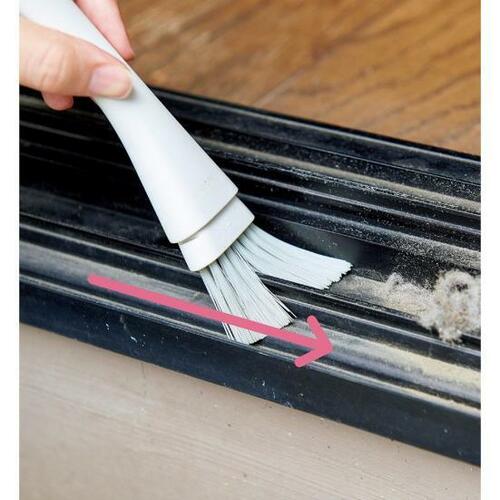 STEP2：ブラシでサッシのゴミを取り除く イメージ