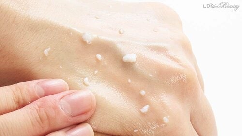 【✕】A.ポロポロであるのは汚れではなく製品に含まれている成分 毛穴ケアおすすめ イメージ