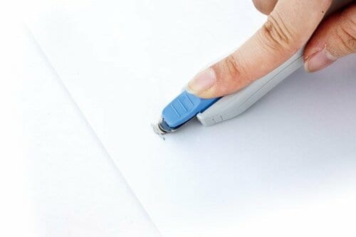 スーッと滑らせればラクに取れて針も飛び散らず一度で捨てられます イメージ