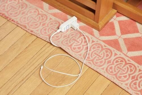 床に直置き充電コードはスリーエムのフックでスッキリ イメージ