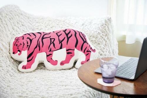 置くだけでアートな部屋に! “IKEA”のトラ型クッション イメージ