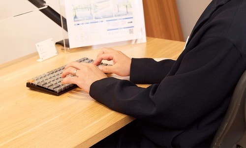 昇降デスクは「低さ」が重要。小柄な人でも合わせやすい? 電動昇降デスクおすすめ イメージ