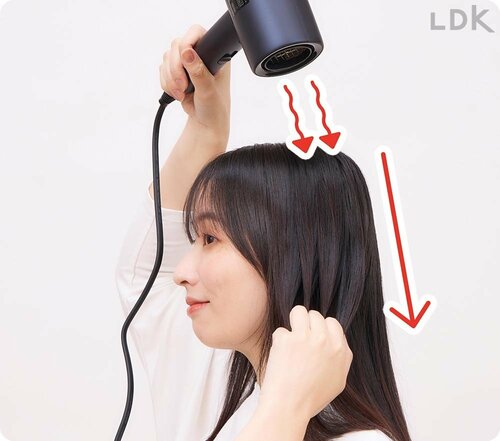 ステップ3:キューティクルに沿って上 → 下へ 1万円以下で買えるドライヤーおすすめ イメージ