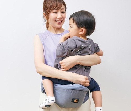 MAVEEK(マビーカ) ヒップシートを装着する親子