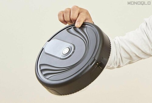指でつまんで持てるほどめちゃ軽い! ダイソーのロボット掃除機おすすめ イメージ